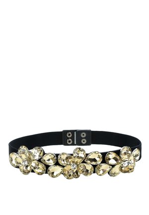 Musta elastinen vyö, jossa on kolme kultaa ja kirkasta kristallikukkakoristetta sekä musta nepparikiinnitys.