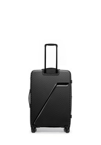 Černý tvrdý kufr s texturou diagonálních pruhů, teleskopickou rukojetí, boční rukojetí a čtyřmi kola pro snadnou mobilitu.