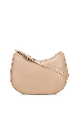 Sac à bandoulière en cuir beige demi-lune avec sangle réglable et petit logo de marque doré au centre en bas.