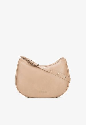 Béžová kožená kabelka ve tvaru půlměsíce s nastavitelným popruhem a malým zlatým logem značky uprostřed ve spodní části.
