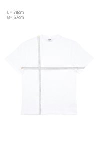 T-shirt blanc posé à plat avec un ruban à mesurer vertical et horizontal indiquant une longueur de 78 cm et une largeur de 57 cm.