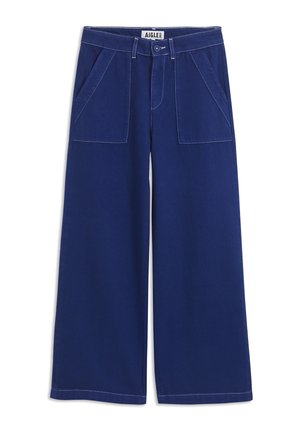 Donkerblauwe wijde broek met opgestikte voren zakken, riemlussen, knoopsluiting en zichtbare witte stiksels op een witte achtergrond.