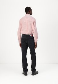 Tommy Jeans RYAN - Sirgete säärtega teksad - denim black
