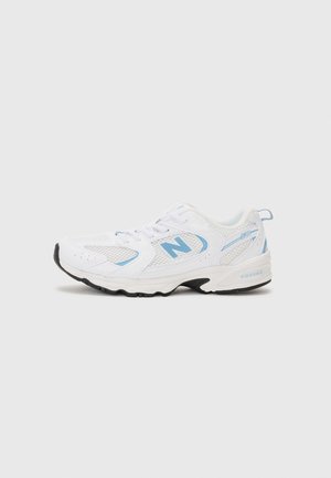 Weißer Sportschuh mit Obermaterial aus Mesh und hellblauen Akzenten. Verfügt über eine verstärkte Zehenpartie, schwarze Gummisohle und Schnürverschluss. Markenlogo sichtbar.