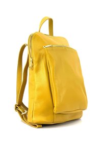 Geel leren rugzak met een gestructureerd oppervlak; voorzien van een voorzak met rits en verstelbare banden. Compacter, rechthoekige vorm.