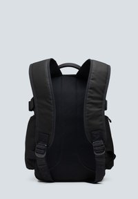 Zaino nero con spallacci imbottiti e rivestiti in rete per il comfort, dotato di fibbie regolabili e un design elegante e minimale.