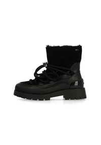 Černé kotníkové boty se suede svrškem, robustní gumovou podrážkou, texturovaným designem a kontrastními lesklými akcenty. Mají výrazné tkaničky a kožený lem.