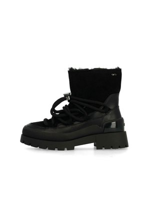 Zwarte enkelboot met een bovenwerk van suede, chunky rubberen zool, gestructureerd ontwerp en contrasterende glanzende accenten. Voorzien van opvallende veters en een bontafwerking.