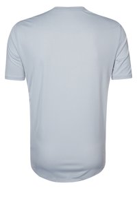 Camiseta de manga corta azul claro, hecha de tela suave, presenta un cuello redondo y un diseño sencillo sin patrones ni acentos visibles.