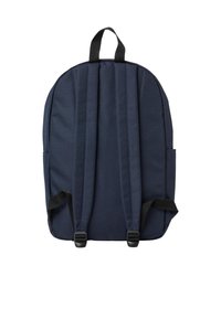Mochila de tela azul marino con respaldo y correas acolchadas, que cuenta con cintas ajustables, bolsillos laterales y un asa en la parte superior para llevar.