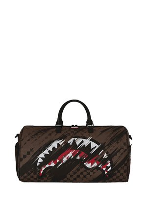 Borsa duffel marrone con manici neri, con una grande grafica di bocca di squalo con denti bianchi e accenti rossi sulla parte anteriore.
