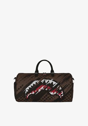 Borsa duffel marrone con manici neri, con una grande grafica di bocca di squalo con denti bianchi e accenti rossi sulla parte anteriore.