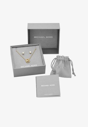 Zlatý náhrdelník s chirurgickým prsteňom a trblietavé náušnice v šedých mikrovláknových krabičkách na vystavenie, vrátane záručného preukazu a sáčika so šnúrkou.