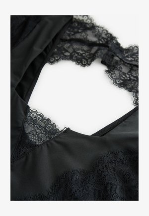 Zwarte kleding met kantafwerking, vervaardigd uit glad satijn, met een V-halsontwerp en delicate kantaccenten langs de randen.