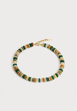 Perlenkette mit abwechselnd grünen, beigen, braunen und gesprenkelten runden Perlen, verschlossen mit einer Goldkette und Karabinerverschluss auf weißem Hintergrund.