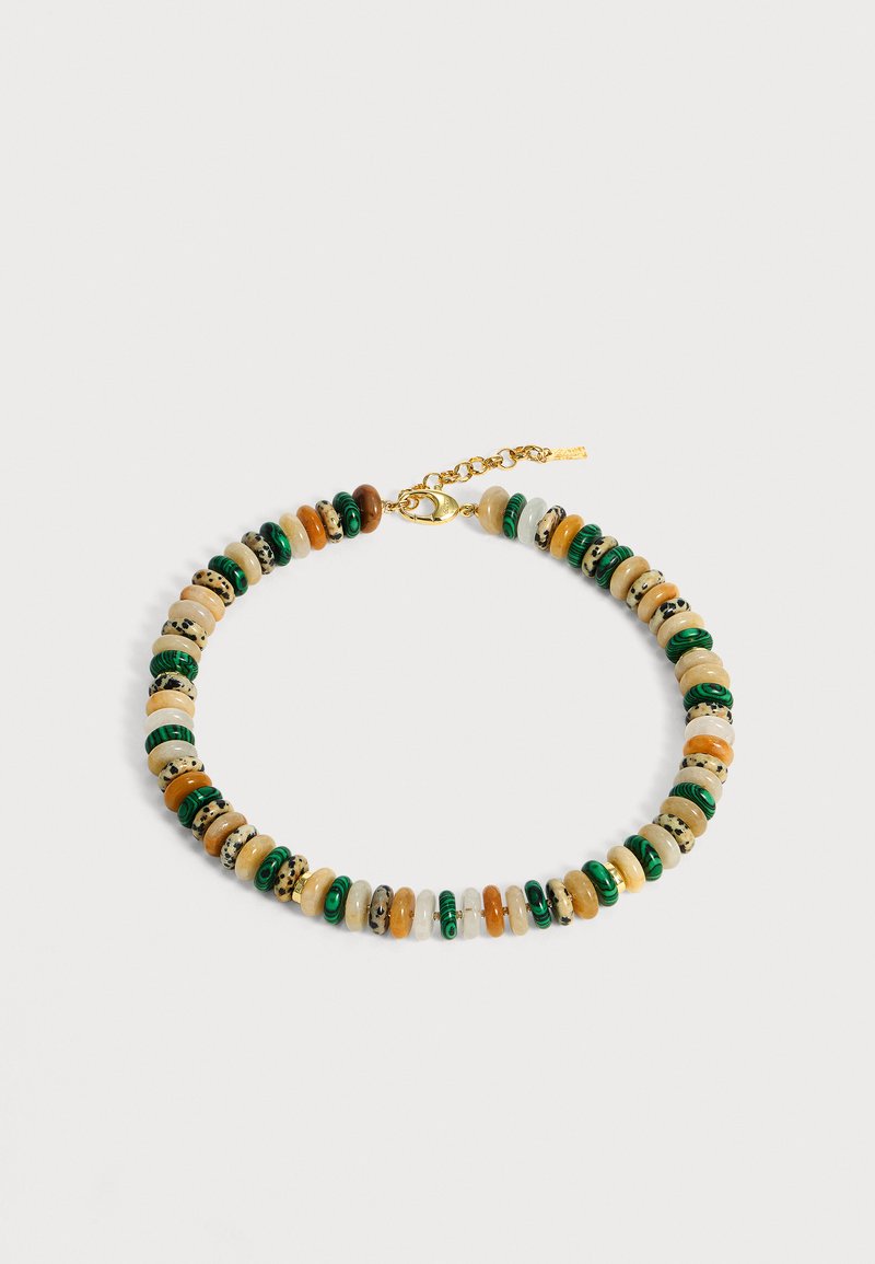 Collier de perles avec des perles rondes alternant vert, beige, marron et tachetées, fermé par une chaîne en or et un fermoir mousqueton sur fond blanc.