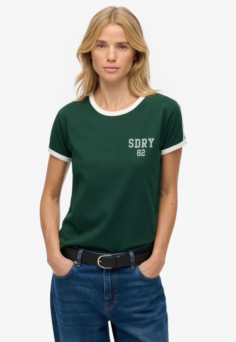 Groene katoenen t-shirt met een witte ribbelkraag en mouwboorden, met "SDRY 82" in lichtgrijs op de voorkant gedrukt.