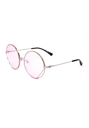 Occhiali da sole rotondi con lente rosa, sottili montature in metallo argento e terminali neri curvi, poggiati su una superficie bianca.