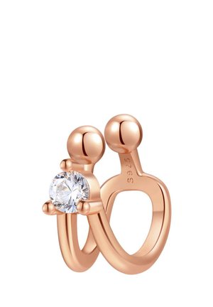 Anillo de oro rosa que presenta una gran piedra preciosa redonda y clara en el centro, flanqueada por dos acentos esféricos a cada lado. Acabado suave y textura pulida.