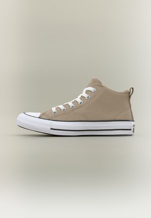 Beżowy tenisówka na wysokiej cholewce z płótna, z białą gumową podeszwą, białymi sznurowadłami, metalowymi oczkami i czarnym paskiem zdobiącym podeszwę.