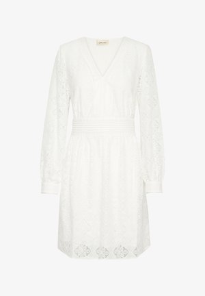 Balta suknelė su V formos iškirpte, ilgomis pūstuviškomis rankovėmis, surinktu liemeniu ir išsiuvinėtu gėlių ornamentu. Pagaminta iš lengvos medžiagos.