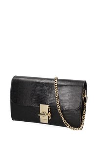 Clutch in ecopelle stampa coccodrillo nera con chiusura in hardware dorato e tracolla a catena, caratterizzato da una texture liscia e un design elegante.