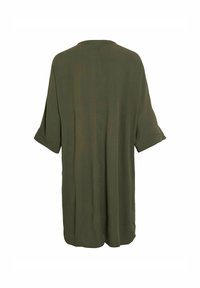 Robe verte olive, mi-longue, avec des manches courtes retroussées et une coupe décontractée. Fabriquée en tissu léger avec une texture lisse.