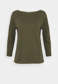 Maglietta a maniche lunghe verde oliva realizzata in tessuto morbido, con scollatura a barca e un piccolo logo sul petto. Design semplice e aderente.