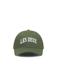 Olivengrønn baseballcaps med hvit brodert tekst "LES DEUX" på fronten. Har en buet skjerm og justerbar baklukking.
