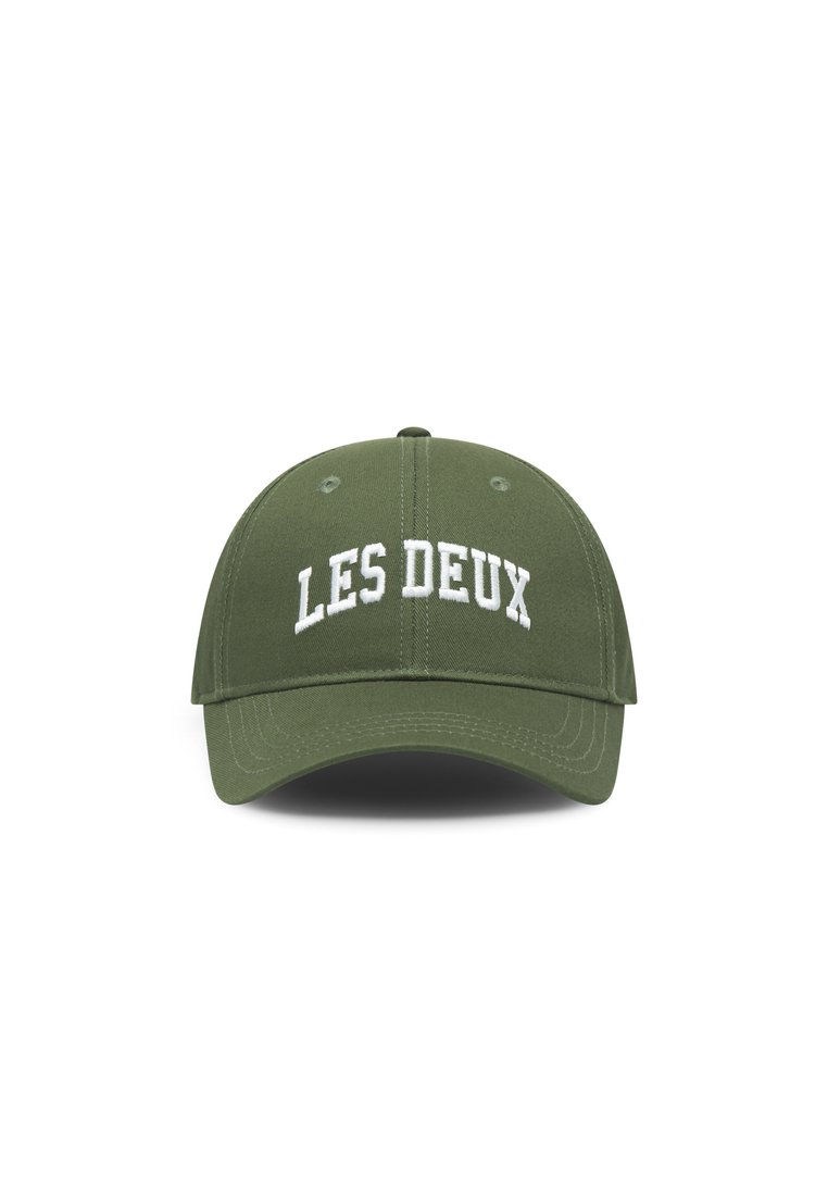 Olivengrønn baseballcaps med hvit brodert tekst "LES DEUX" på fronten. Har en buet skjerm og justerbar baklukking.