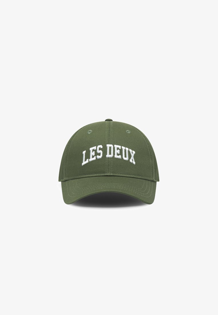Olajzöld baseball sapka fehér hímezett "LES DEUX" felirattal az elején. Ívelt napellenzővel és állítható hátsó zárással rendelkezik.