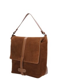Braune Wildleder-Tasche mit Klappenverschluss, ausgestattet mit einem Ledertragegurt und einer Frontakzentuierung. Glatte Textur und rechteckige Form.