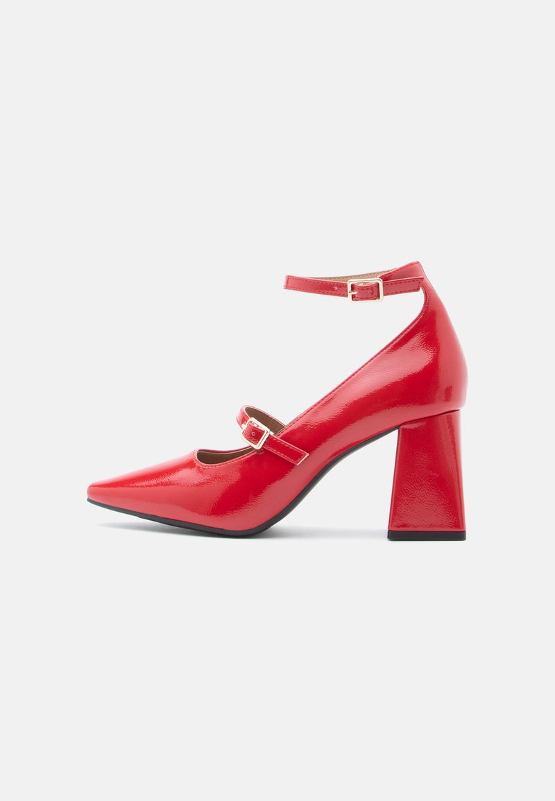 Rote Lackleder-High Heels mit spitzer Zehenpartie, Knöchelriemen und klobigem Absatz. Verfügen über goldfarbene Schnallen und eine glatte, glänzende Oberfläche.