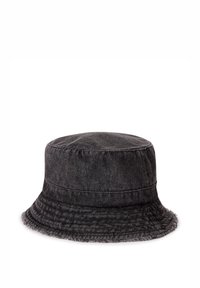 Cappello a secchiello nero in denim con un orlo morbido e texturizzato e una fascia cucita attorno alla corona. Presenta un bordo sfrangiato.
