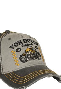 Casquette grise avec des accents jaunes, présentant un design de moto brodé et le nom de la marque. Texture usée et détails de la visière abîmée.