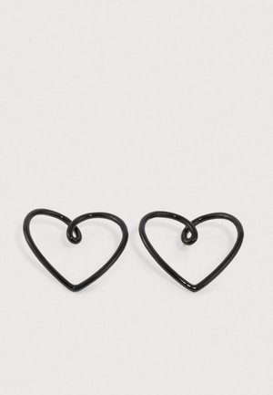 Juodos širdies formos auskarai iš metalo vielos, kiekvienos širdies viršuje sukti akcentai, lygus paviršius ir minimalistinis dizainas.