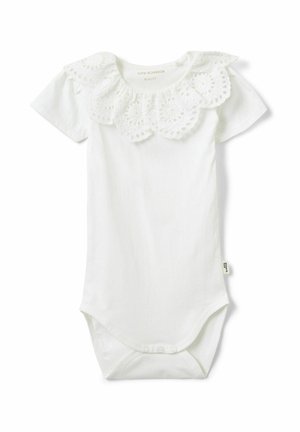 Valkoinen vastasyntyneen lyhythihainen body, jossa on aaltoileva pitsikaulus ja kolme nepparia haarassa helppoa kiinnitystä varten.