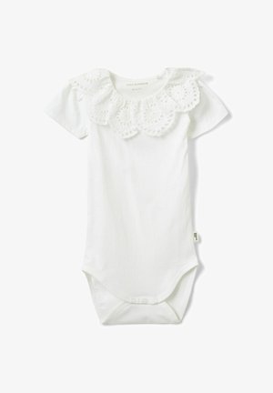 Bijeli bodi za bebe s kratkim rukavima i čipkanim ovratnikom s valovitim rubom te tri kopče na donjem dijelu za jednostavno zakopčavanje.