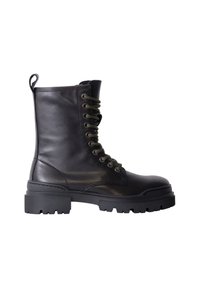 Botte de combat noire en cuir à lacets avec semelle épaisse crantée et languette à l’arrière, vue de côté sur fond blanc.