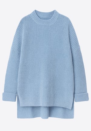 Lyseblå strikket sweater med rund hals, faldende skuldre, ribstrikkede ærmegab og længere bagkant. Har et tekstureret, hyggeligt design.