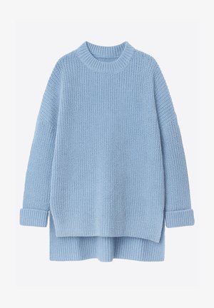 Suéter azul claro tejido con cuello redondo, hombros caídos, puños acanalados y dobladillo trasero más largo. Presenta un diseño texturizado y acogedor.