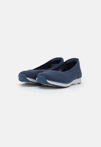Mørkeblå mesh slip-on sko med en glatt, fleksibel hvit såle og rund tå. Teksturert overdel, minimalistisk design, lett konstruksjon.