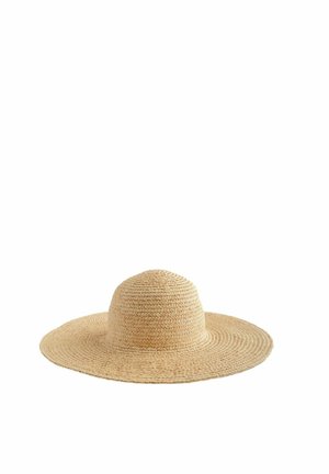 Sombrero de paja de ala ancha en color beige natural, con una corona redondeada y un patrón tejido texturizado, adecuado para la protección solar.