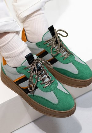 SUB55 Trainers - groen