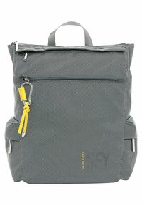 Mochila gris texturizada con un asa superior, bolsillo frontal con cremallera, tirador de cremallera amarillo y bolsillos laterales. Presenta un tejido duradero y un diseño minimalista.