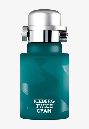 Türkisfarbene Glasduftflasche mit silberner Kappe und Verschluss, die ein strukturiertes Design aufweist und weißen Text mit der Aufschrift "ICEBERG TWICE CYAN" zeigt.