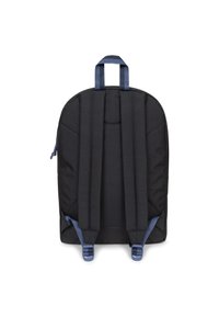 Zaino nero con schiena imbottita, spallacci blu e una maniglia superiore. Presenta una texture liscia e un design semplice senza tasche esterne.