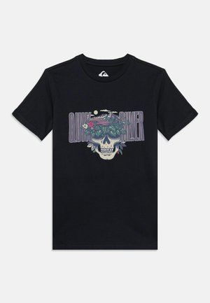 Μαύρο t-shirt με γραφικό ενός κρανίου καλυμμένου με πράσινα φύλλα και λουλούδια, με κείμενο "Quiksilver" σε μεγάλα μοβ γράμματα πίσω του.