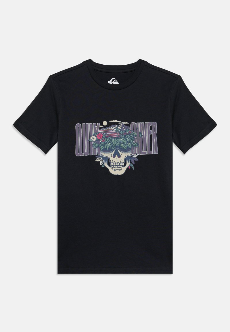Μαύρο t-shirt με γραφικό ενός κρανίου καλυμμένου με πράσινα φύλλα και λουλούδια, με κείμενο "Quiksilver" σε μεγάλα μοβ γράμματα πίσω του.