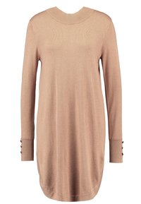 Abito maglione beige con collo alto e maniche lunghe. Presenta dettagli con bottoni sui polsini e una vestibilità morbida.